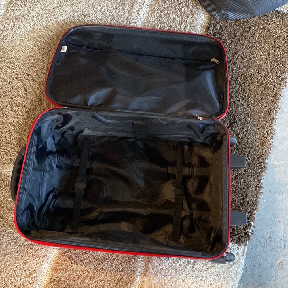 Red suitcase - Picture 7 of 12